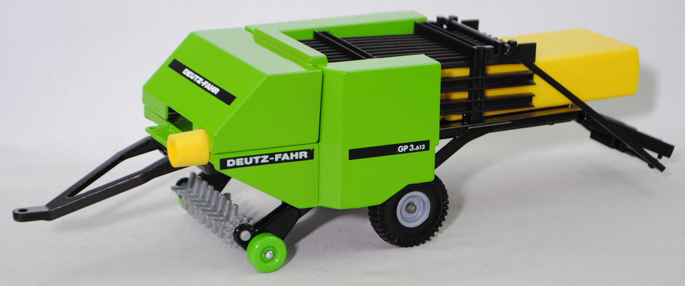 00000 DEUTZ-FAHR-Großpackenpresse GP 3.612 (Modell 1989-1990), grün, Großballen gelb, SIKU, 1:32, L14a