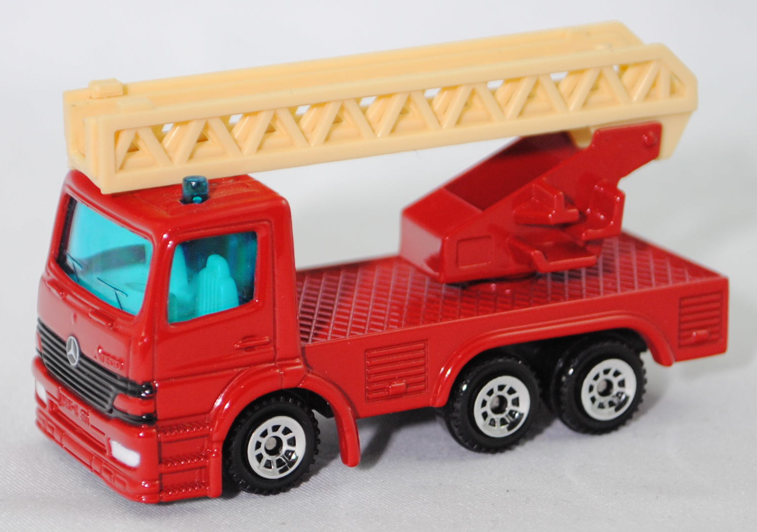 00004 Metz Hubrettungsfahrzeug DL 23-12 S auf Fahrgestell Mercedes-Benz Atego (Modell 1998-2004) (Feuerwehr-Drehleiter), signalrot, Leiter cremeweiß, C1 chrom, SIKU SUPER, 1:80, m