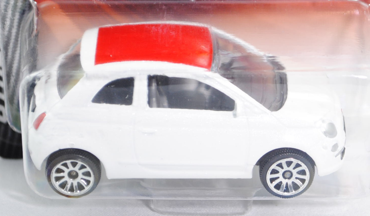 Fiat 500 (Modell 2007-) (Nr. 286 C), weißmetallic, Dach rot, 10-Speichen-Felge in chrom, 1:55, mb