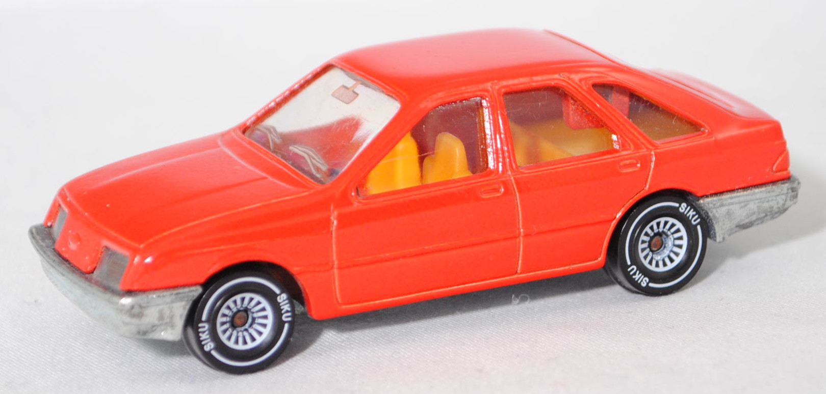 00000 Ford Sierra 2.3 Ghia (1. Generation, Typ Sierra '82 oder Mk1, GBC, Vorfacelift, Modell 1982-1984), hell-verkehrsrot, innen chromgelb, SIKU SUPER, 1:55, m