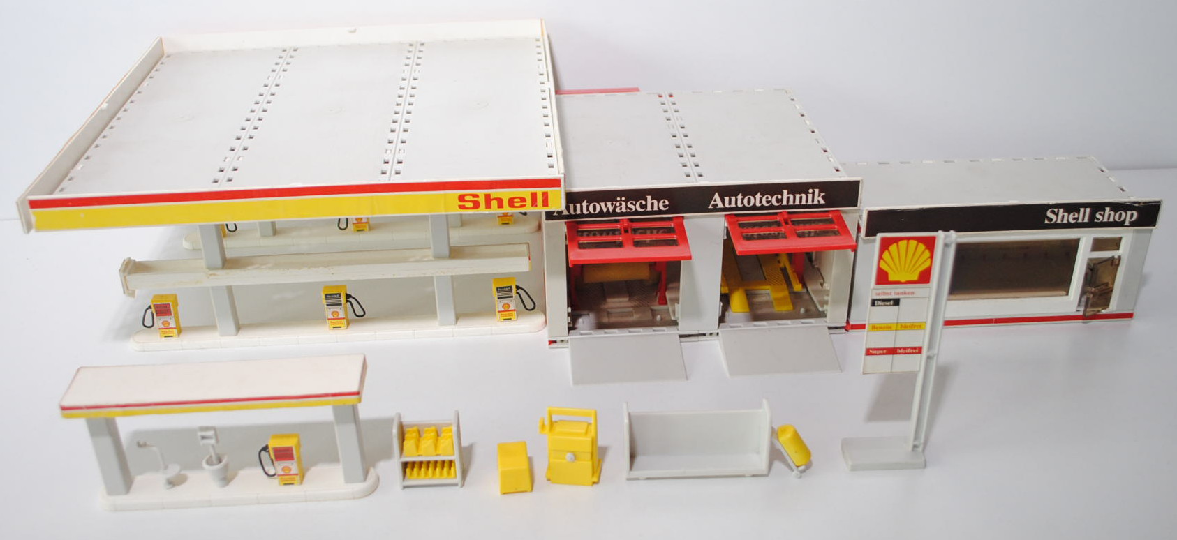 Shell Tankstelle, 2 Gebäude, 2 Zapfanlagen, Preistafel, Staubsauger, Ölschrank, Reifendepot, Papierk