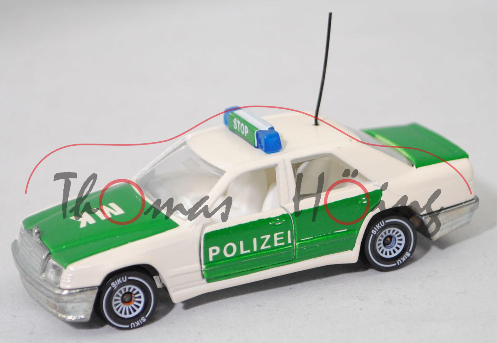 00004 Mercedes-Benz 300 E (W 124, Modell 1985-1986) Peterwagen, cremeweiß, POLIZEI / MK, Mittelkonsole glatt, B4, SIKU, 1:55, m-