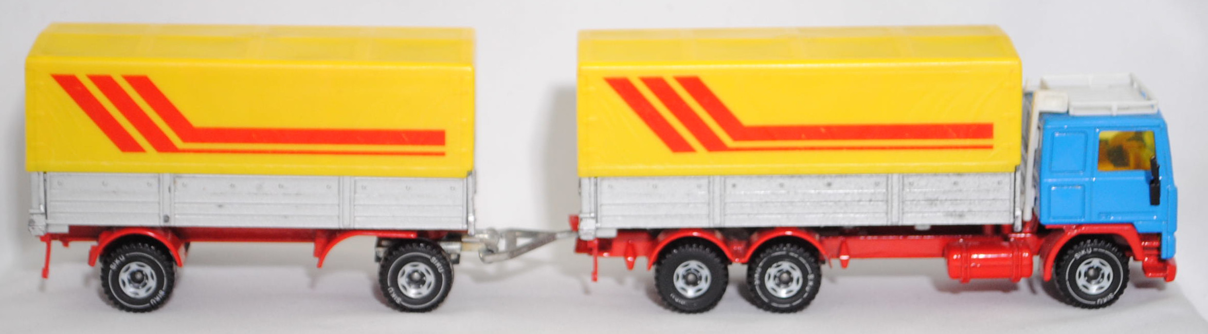 00004 Volvo F12 Turbo 6 (Modell 1977-1983) LKW mit Anhänger, himmelblau/rot/silber, ohne Rahmen im Kühlergrill, Dachgepäckträger weiß, zinkgelbe Plane, LKW10, SIKU, 1:55, m-