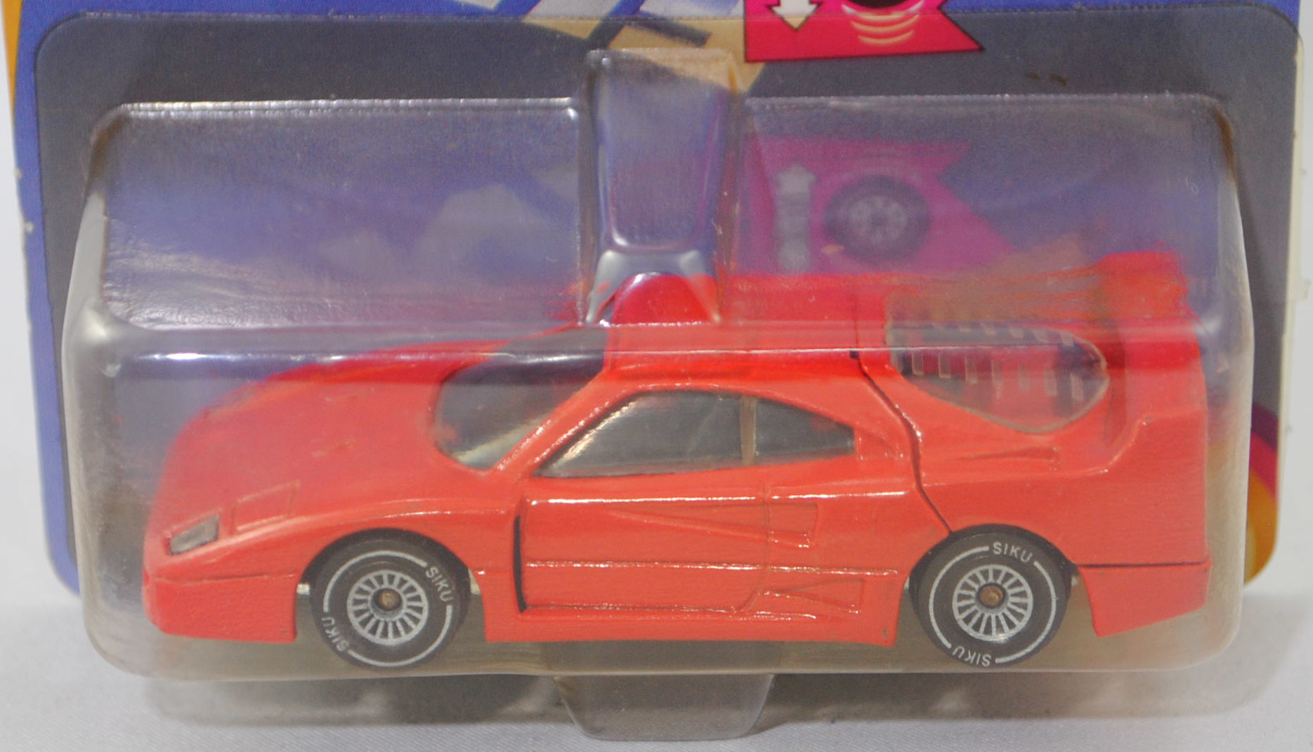 00000 Ferrari F40 (Typ F120, Modell 1987-1992), verkehrsrot (vgl. rosso corsa beim Original, Farbcode FER 300/6), Chassis chrom, W-Germ, ohne CE-Zeichen, B4, SIKU SUPER, 1:56, P21 mit NEU vergilbt