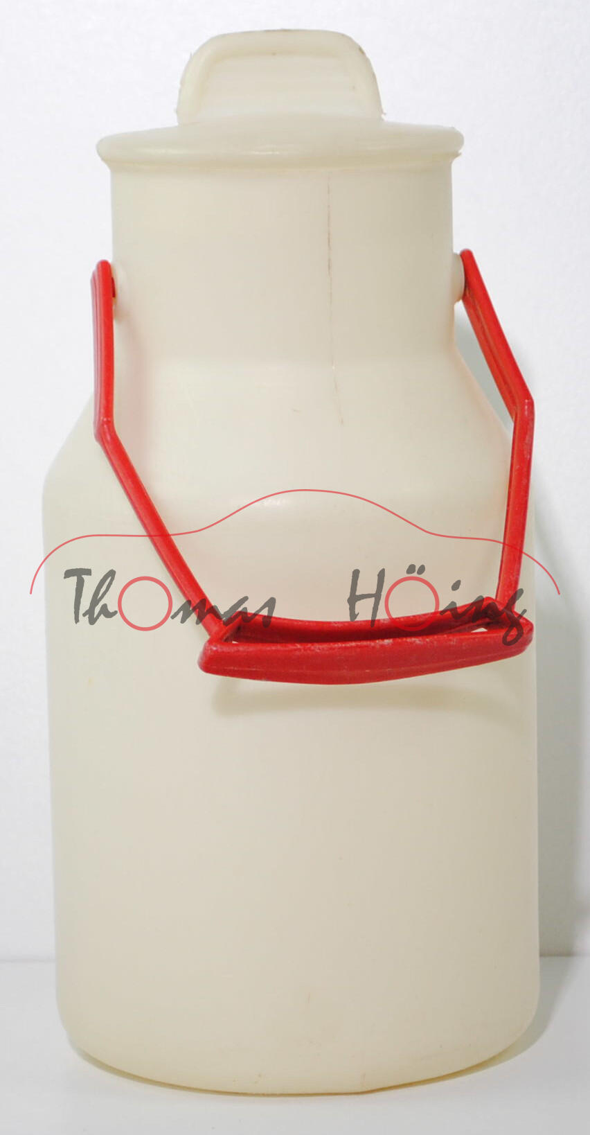 Milchkanne mit Deckel und Henkel aus Kunststoff / Plastik, Herstellung ca. 50er / 60er Jahre, Fassungsvermögen 1,5 Liter, Milchkanne und Deckel perlweiß, Tragegriff feuerrot