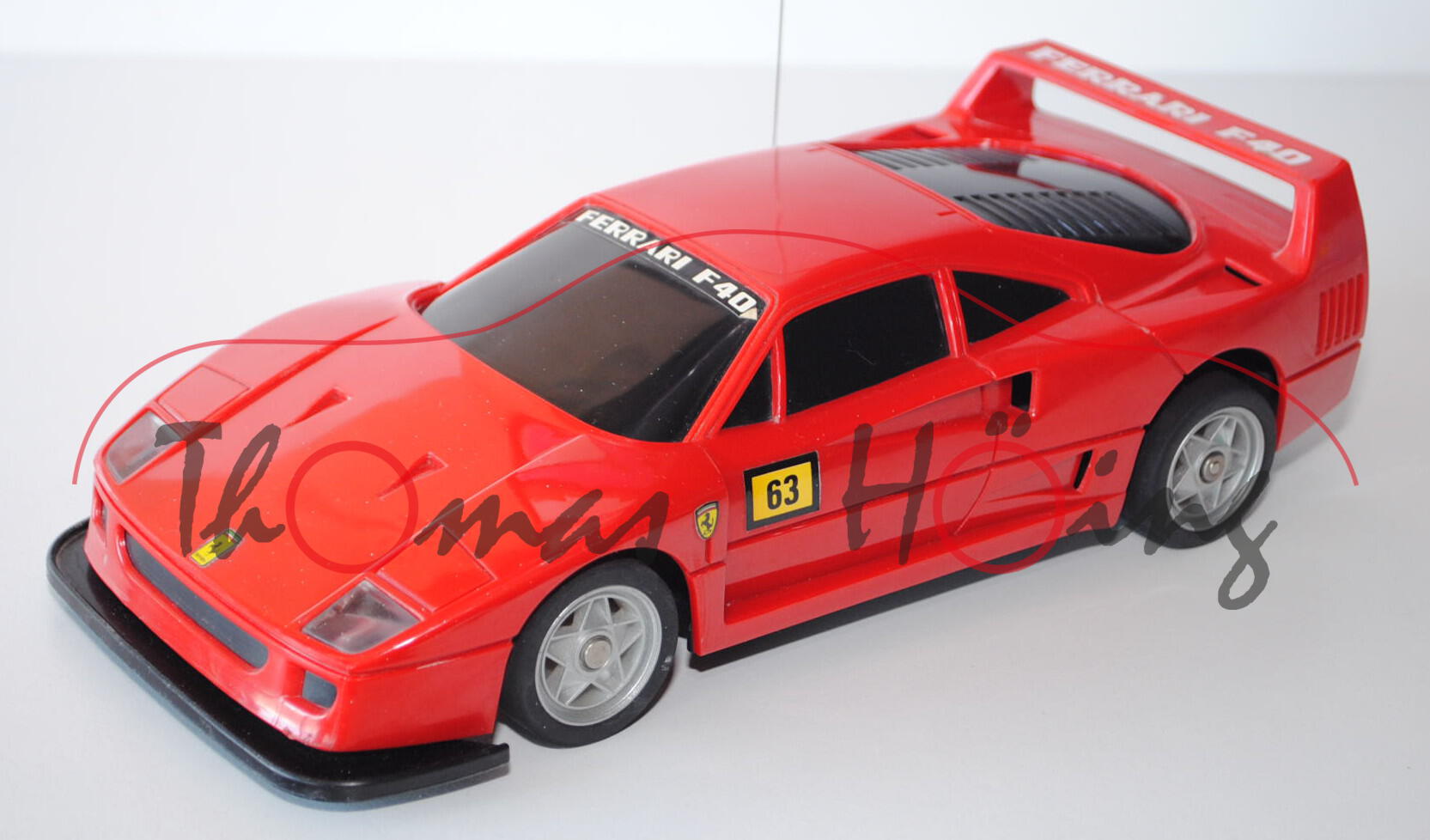 Ferrari F40 mit Fernsteuerung, Modell 1987-1992, verkehrsrot, benötigte Batterien (nicht enthalten):