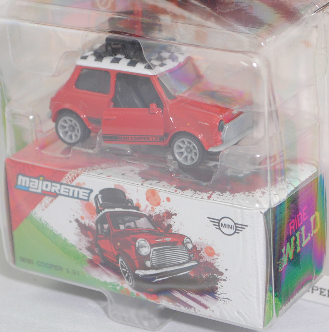 MINI Cooper 1.3i (ADO20, Modellcode XN, 5. Facelift 1991, Modell 1991-1996) mit Dachgepäckträger und Ladegut (Nr. 265E), rot/weiß, majorette, 1:53, Blister (MINI ICONS DELUXE CARS)