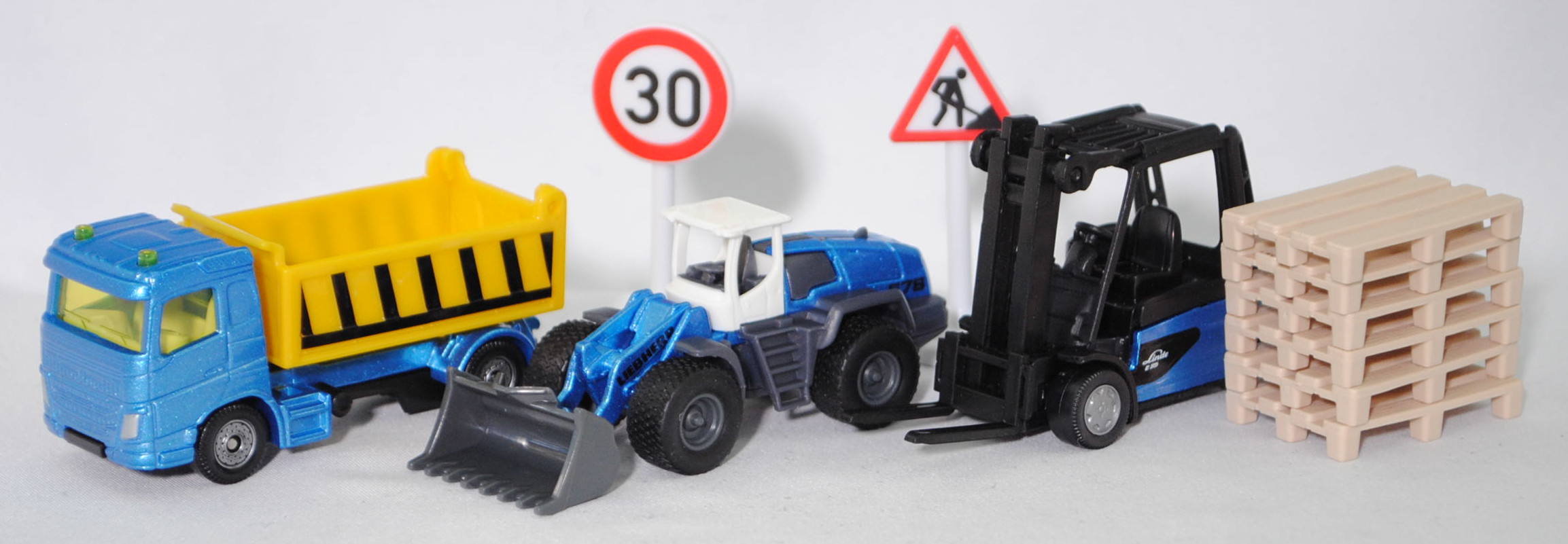 00000 Geschenkset Baustelle: Volvo FM 4x2 2-Achs-Kipper + LIEBHERR L 576 2plus2 Radlader + Linde Elektro-Gegengewichtsstapler E35/600H + Zubehör, SIKU SUPER, P33R