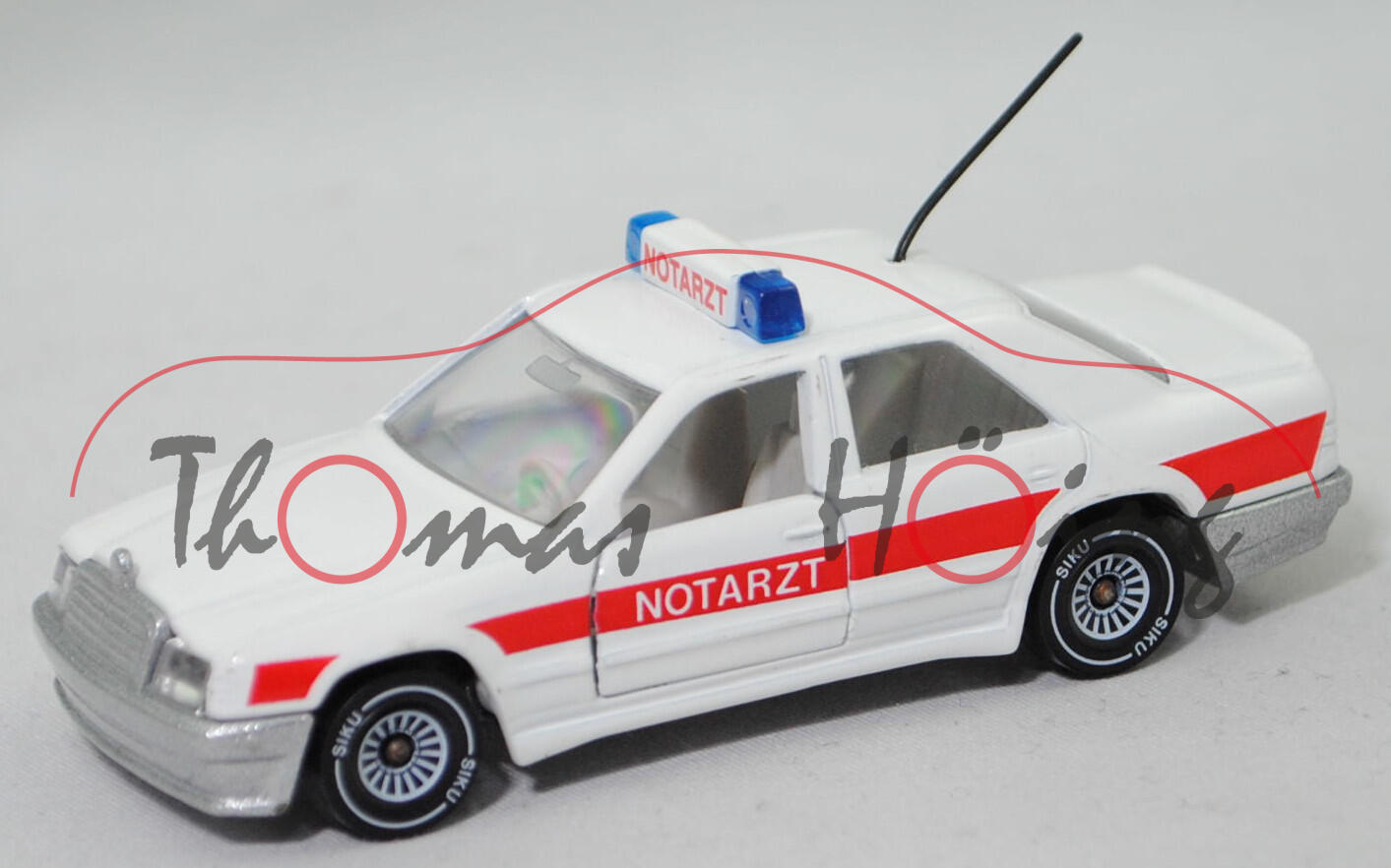 00006 Mercedes-Benz 300 E (W 124, Modell 1985-1986) Notarztwagen, weiß/rot, NOTARZT, Chassis silber, Hong, B4, SIKU, 1:55