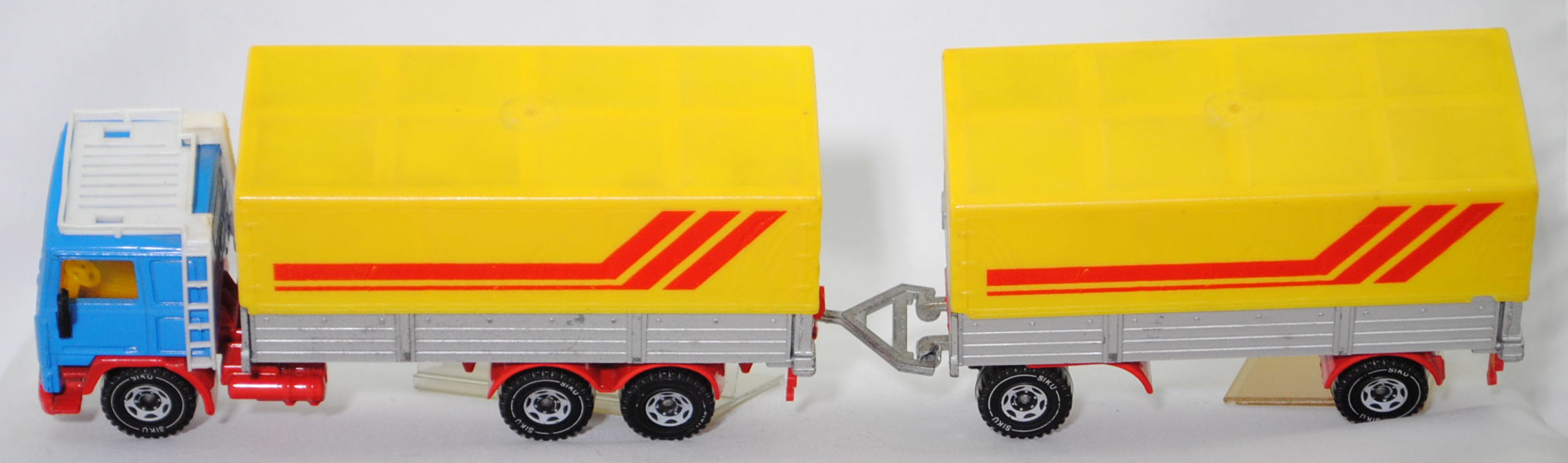00004 Volvo F12 Turbo 6 (Modell 1977-1983) LKW mit Anhänger, himmelblau/rot/silber, ohne Rahmen im Kühlergrill, Dachgepäckträger weiß, zinkgelbe Plane, LKW10, SIKU, 1:55, m-