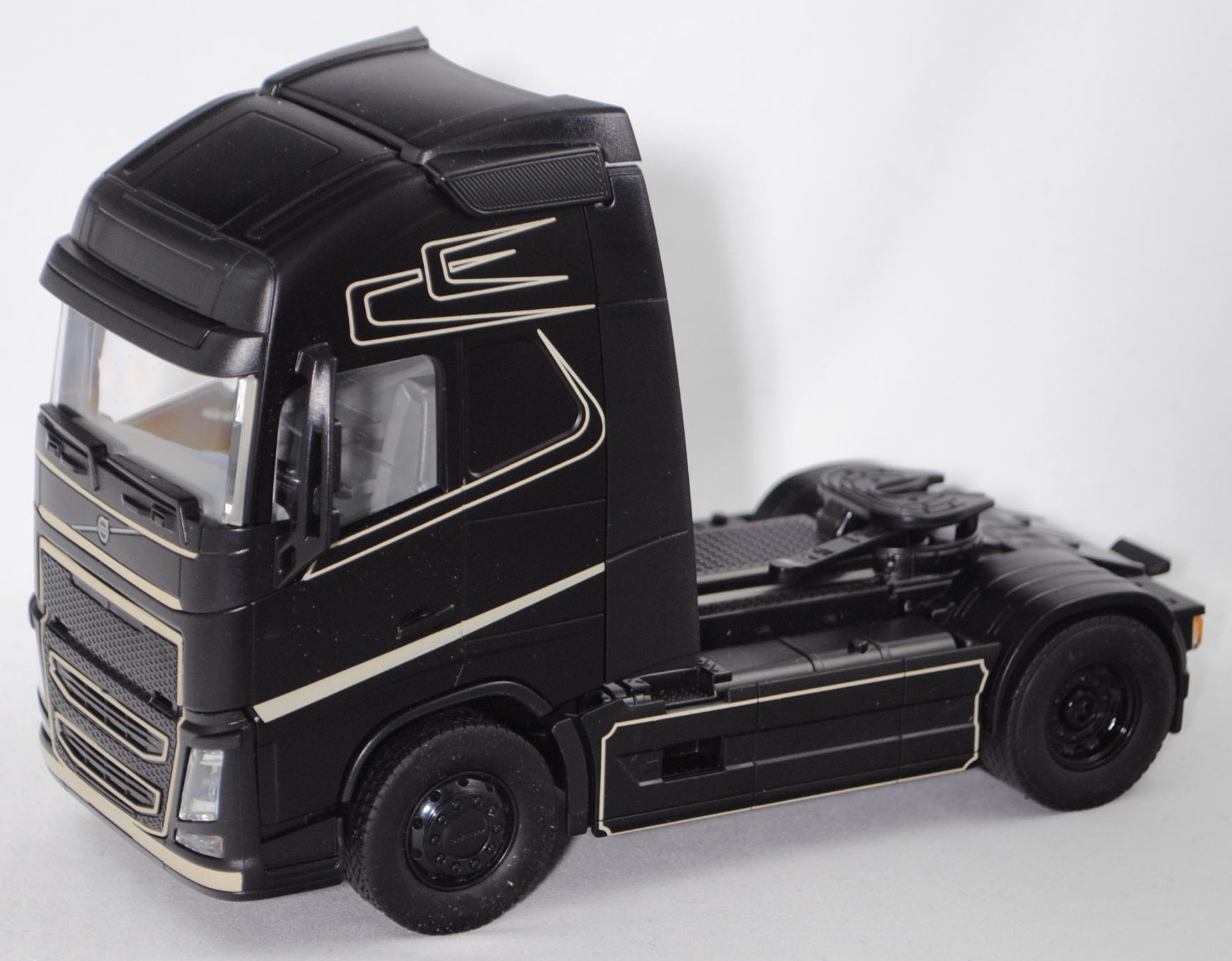 00000 Volvo FH16 (Modell 2013-) mit Bluetooth App-Steuerung, schwarz, SIKU Control 1:32, L18