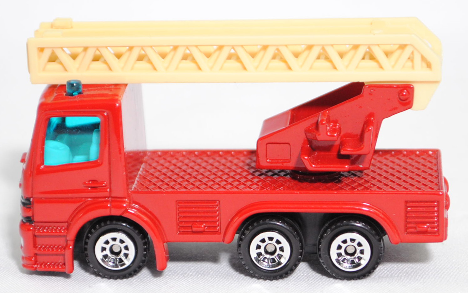 00004 Metz Hubrettungsfahrzeug DL 23-12 S auf Fahrgestell Mercedes-Benz Atego (Modell 1998-2004) (Feuerwehr-Drehleiter), signalrot, Leiter cremeweiß, C1 chrom, SIKU SUPER, 1:80, m