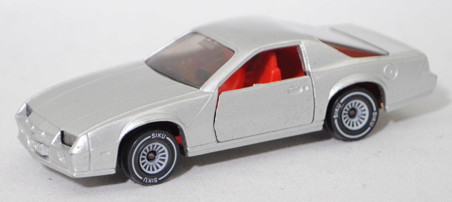 00000 Chevrolet Camaro Berlinetta 5.0L V8 (3. Generation, Vorfacelift, Modell 1982-1984), silber, Bpr. CAMARO Z 28, W-Germ, Chassis chrom, ohne CE-Zeichen, B4, SIKU SUPER, 1:59, m