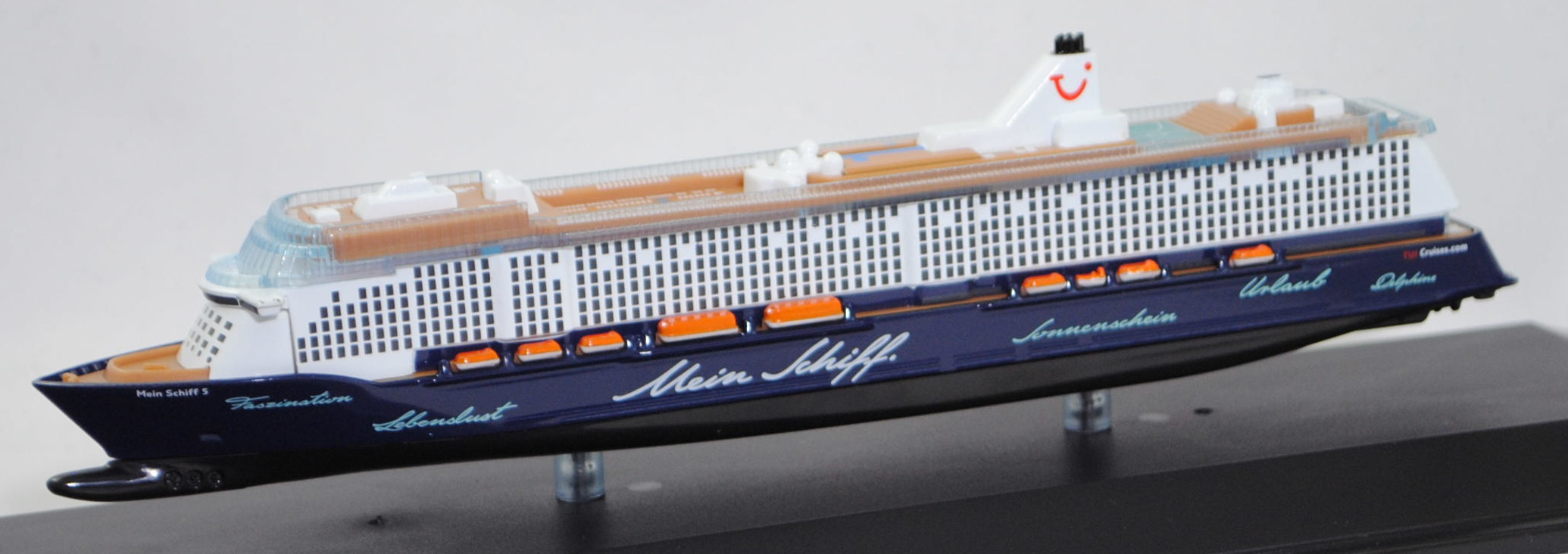 00402 Kreuzfahrtschiff Mein Schiff 5 (Baunummer NB-1389, Indienststellung 24.06.2016), weiß/blau/schwarz, Druck TUICruises.com, SIKU, 1:1400, Werbeschachtel (Limited Edition)