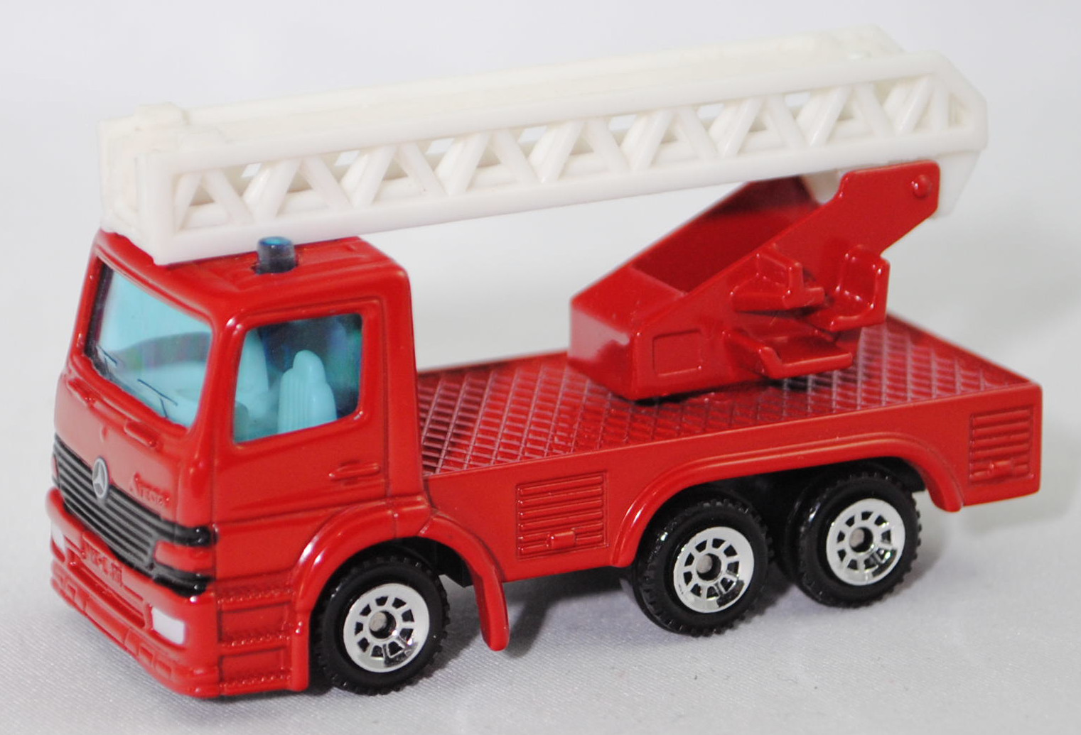 00003 Metz Hubrettungsfahrzeug DL 23-12 S auf Fahrgestell Mercedes-Benz Atego (Modell 1998-2004) (Feuerwehr-Drehleiter), signalrot, Leiter reinweiß, C1 chrom, SIKU SUPER, 1:80, m