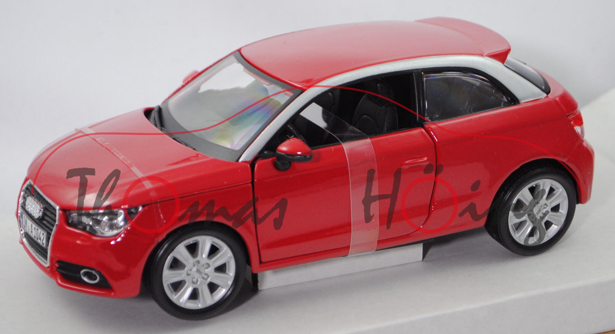 Audi A1 (Typ 8X, Modell 2010-2014), misanorot perleffekt (dunkel-verkehrsrot), Bburago, 1:24, mb