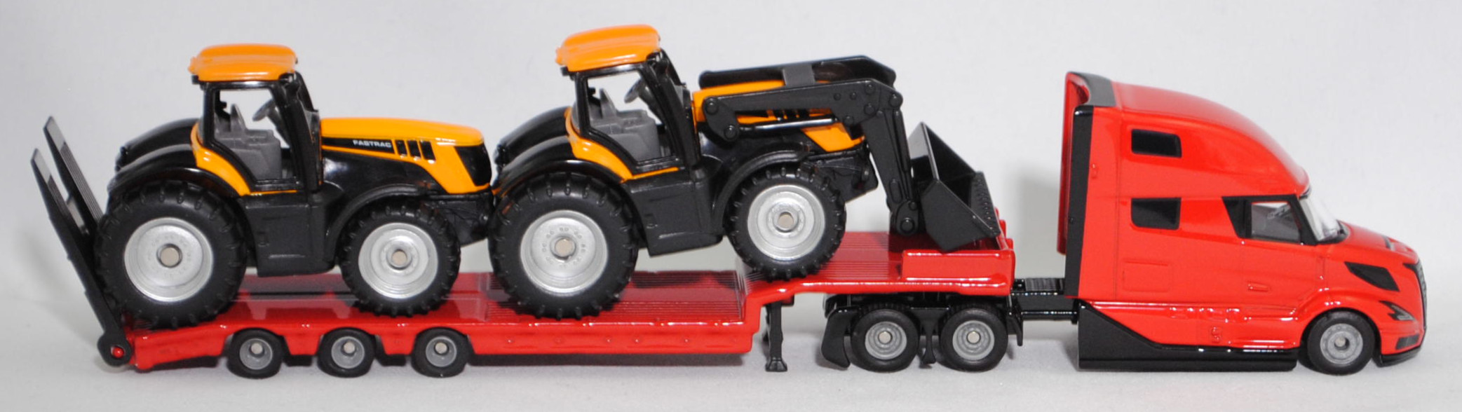 00000 Volvo VNL 860 (2. Generation, Modell 2024-) und Tieflader mit Ladegut JCB® 8250 V-TRONIC FASTRAC, rot/schwarz und melonengelb/schwarz, SIKU SUPER 1:87, L17mpK