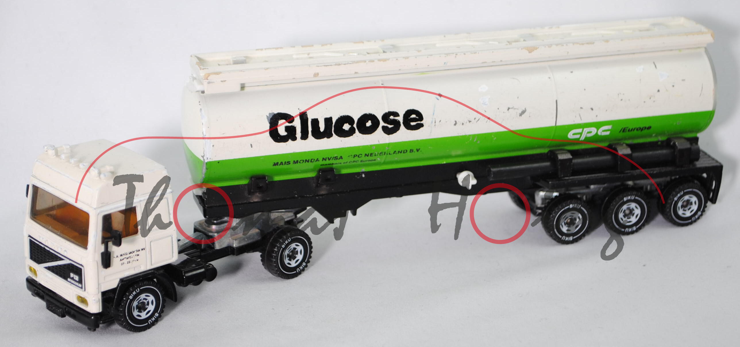 Volvo F12 INTERCOOLER Globetrotter (Mod. 1983-1987) mit Tankauflieger, weiß/schwarz/grün, Glucose