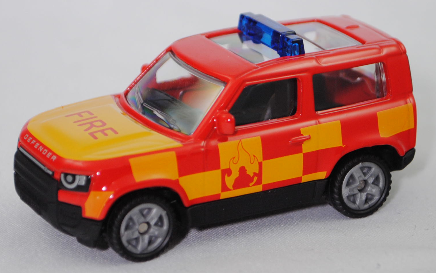 00000 Land Rover Defender 90 S P400 AWD (Typ L663, Vorfacelift, Modell 2020-2025) Feuerwehr, verkehrsrot, FIRE, B47 silbergrau, SIKU SUPER, 1:59, P29f