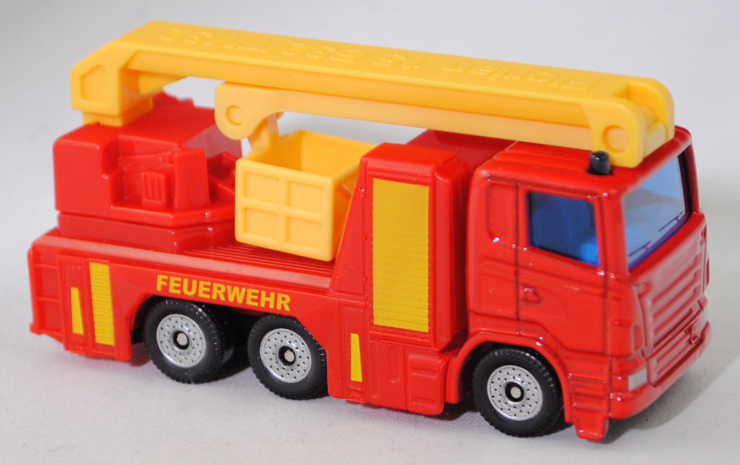 00001 Rosenbauer Hubrettungsbühne B32 auf Scania R380 (Typ CR16, Day cab, Modell 2007-2009) Feuerwehr-Fahrgestell, hell-verkehrsrot, C36, SIKU SUPER, 1:89, P29f
