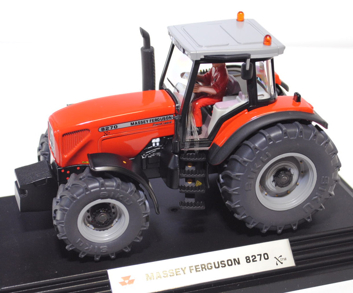 00000 Massey Ferguson MF 8270xtra PowerConrol, feuerrot/schwarz, mit 2 Rundumleuchten, mit vielen Dr