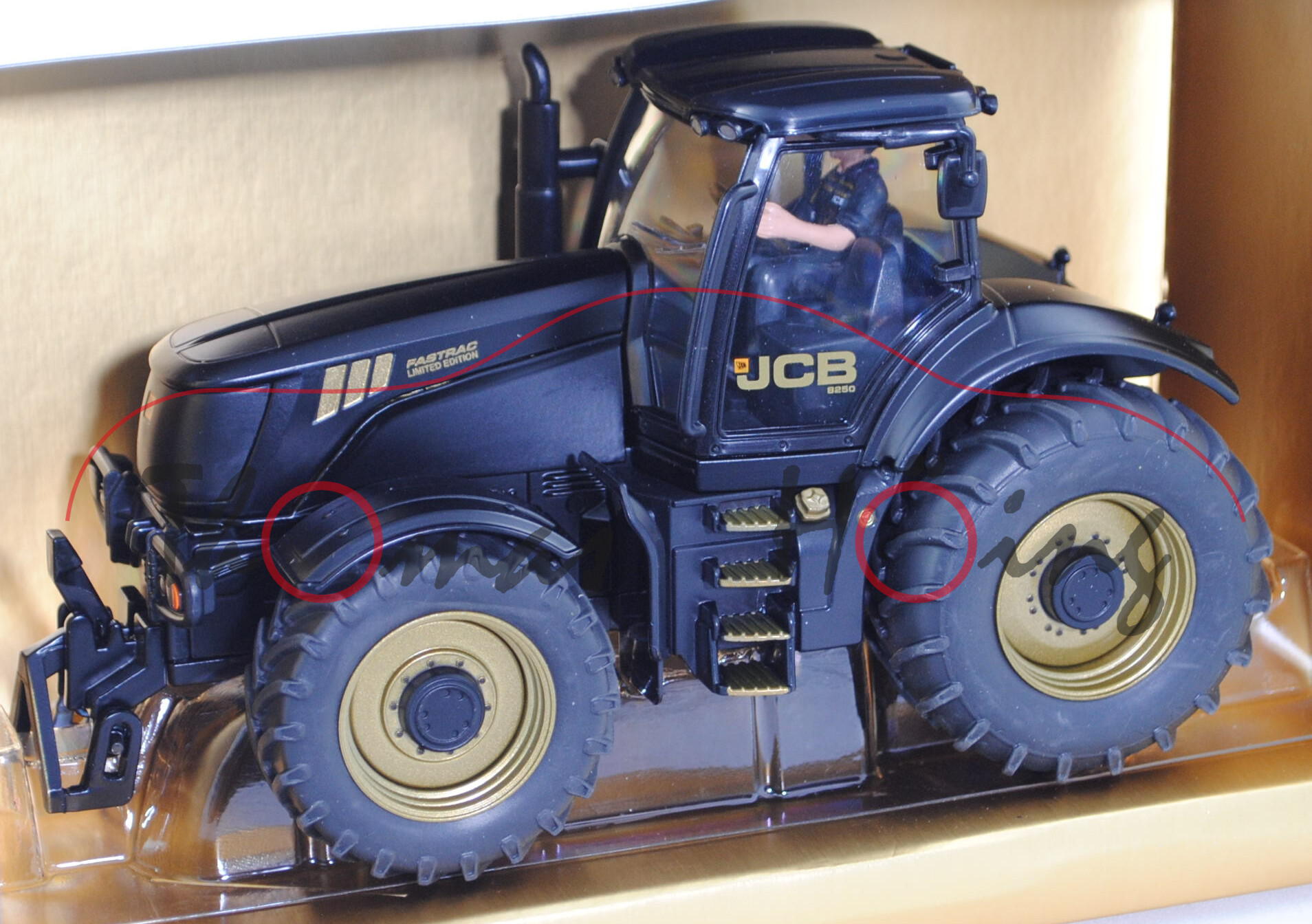 00701 IE JCB® Fastrac 8250 V-TRONIV (Mod. 05-11), mattschwarz/gold, CB JCB67, SIKU, 1:32, Werbebox