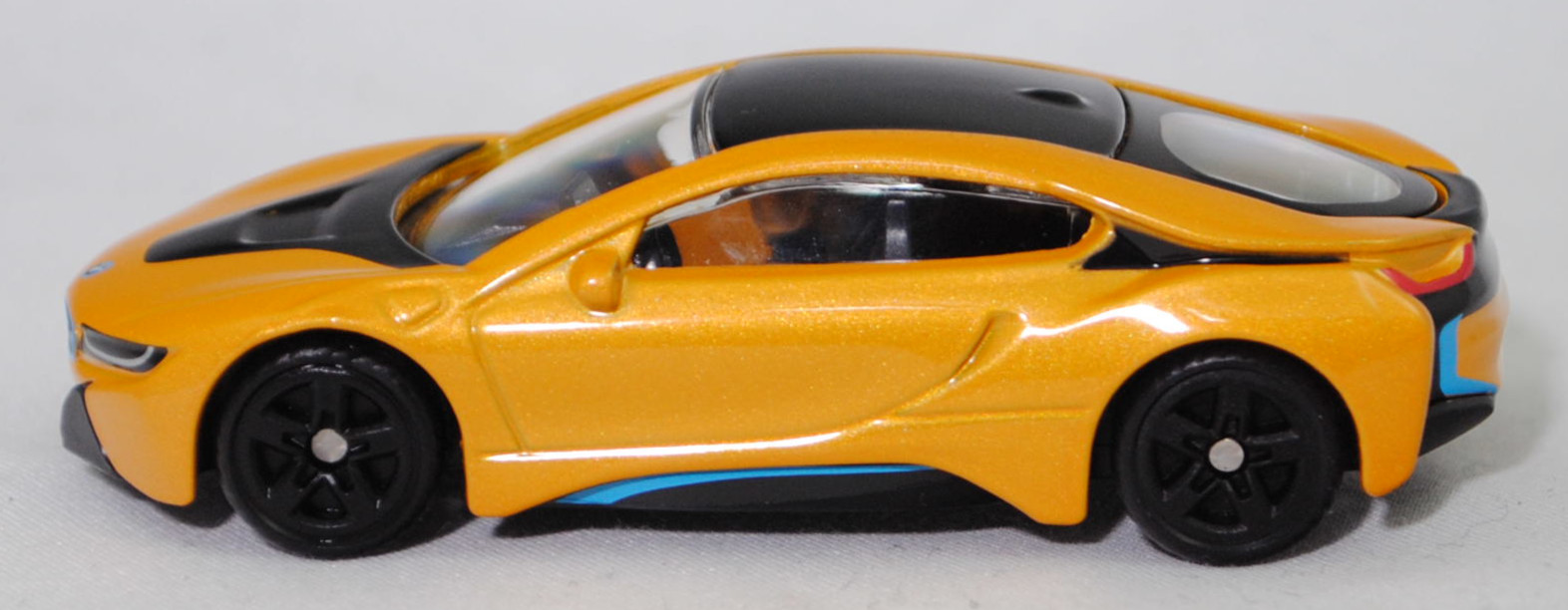 00000 BMW i8 Coupé (1. Generation, Typ I12, Vorfacelift (bei BMW Vor-LCI genannt), Modell 2014-2018), hell-maisgelbmetallic/schwarz, SIKU SUPER, 1:59, P29f