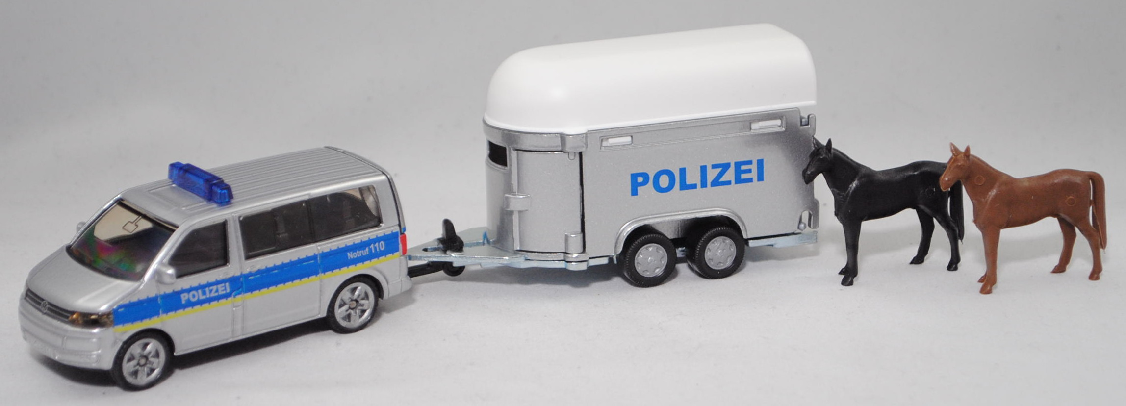 00014 VW T5 facelift Multivan m. Pferdeanhänger, weißalu/blau, POLIZEI, hohe Blaulichtleiste, L17mpp