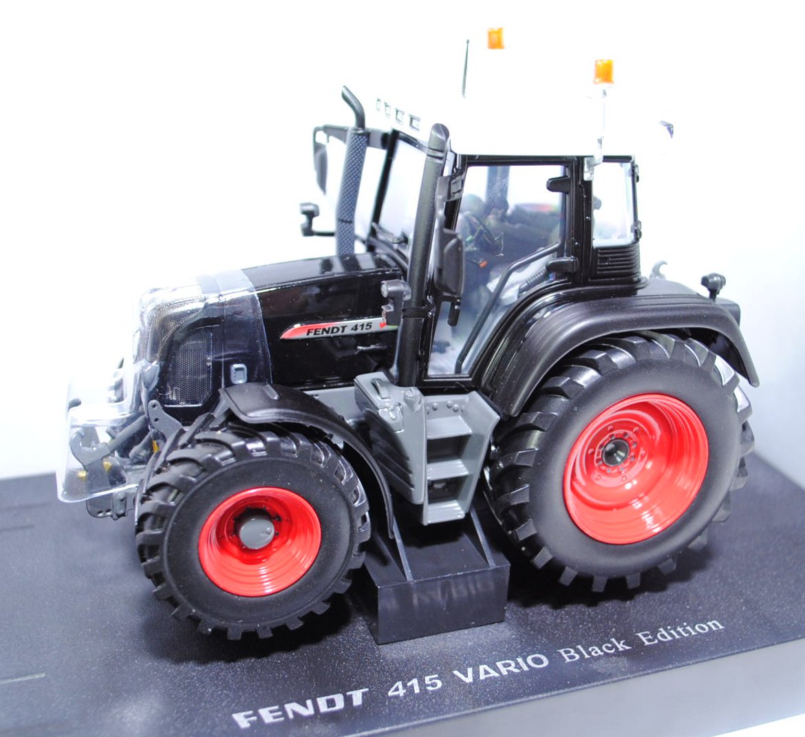 FENDT 415 Vario TMS, schwarz/grau, Limited Edition, Universal Hobbies, 1:32, Werbeschachtel