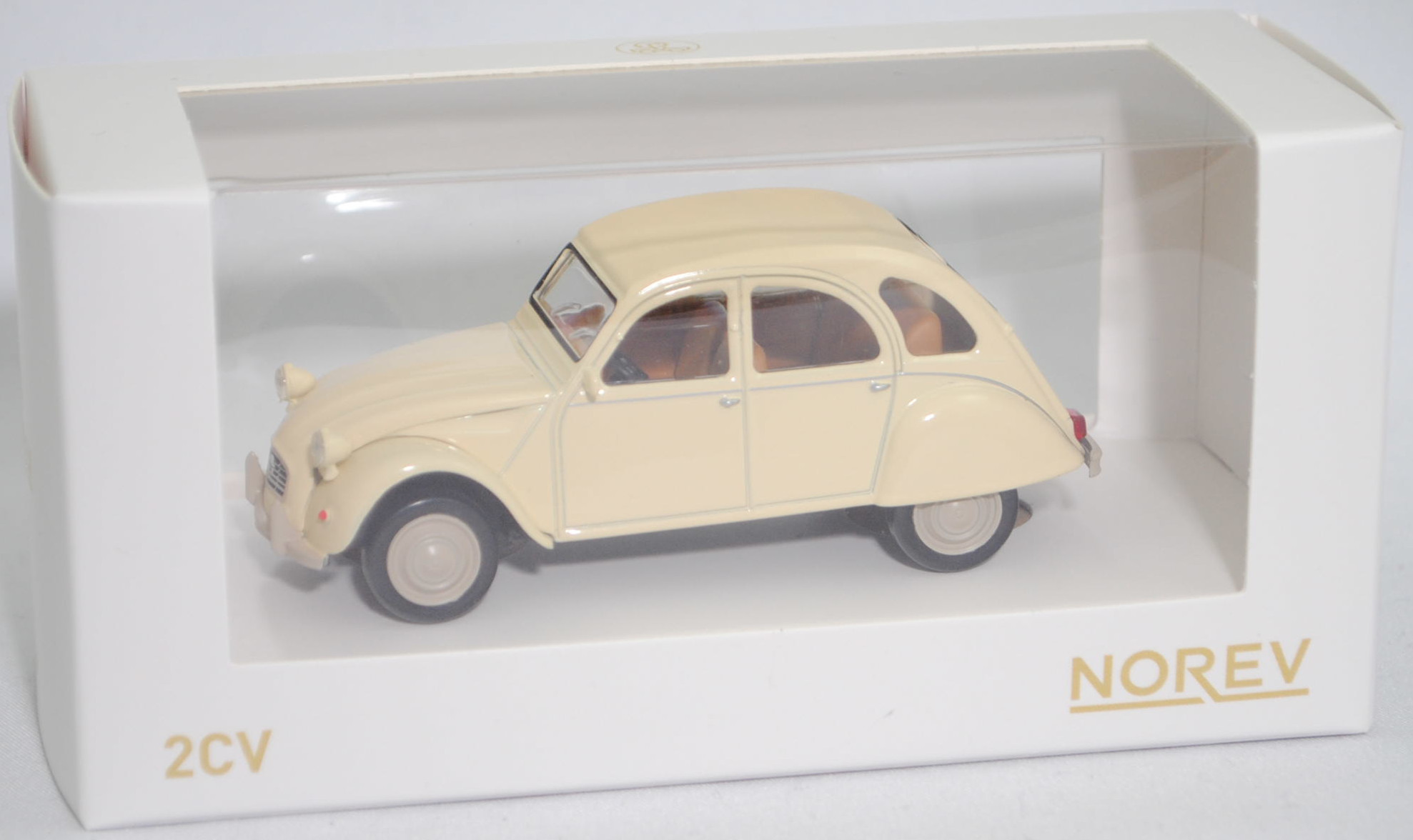 Citroen 2CV6 Club (Typ AZKA, CV = Cheval fiscal, auch Ente oder Döschewo genannt, Modell 1979-1985), hell-elfenbein, innen braunbeige, Norev Jet-car, 1:43, mb