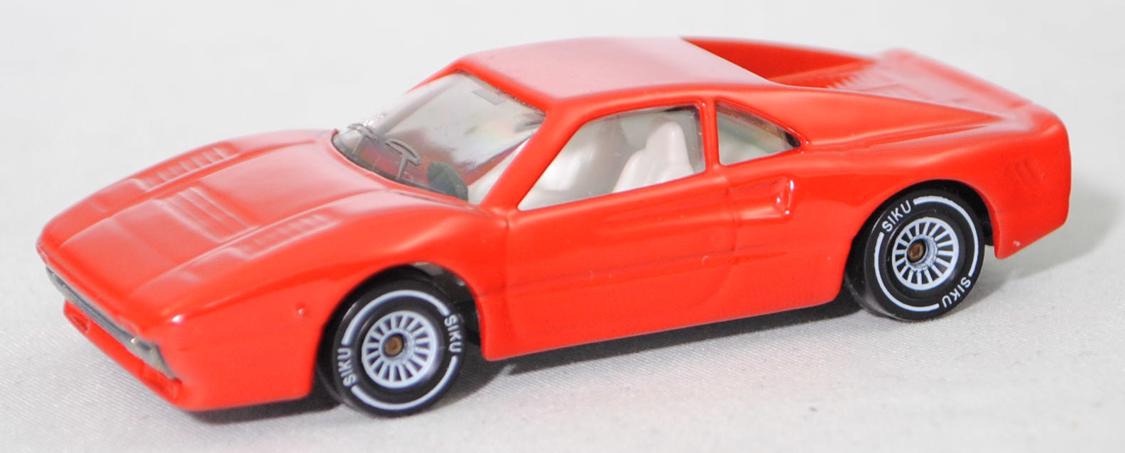 00001 Ferrari GTO (1. Generation, auch Ferrari 288 GTO genannt, F114, Modell 1984-1986), verkehrsrot, innen reinweiß, ohne CE-Zeichen, Verglasung klar, SIKU SUPER, 1:55, m