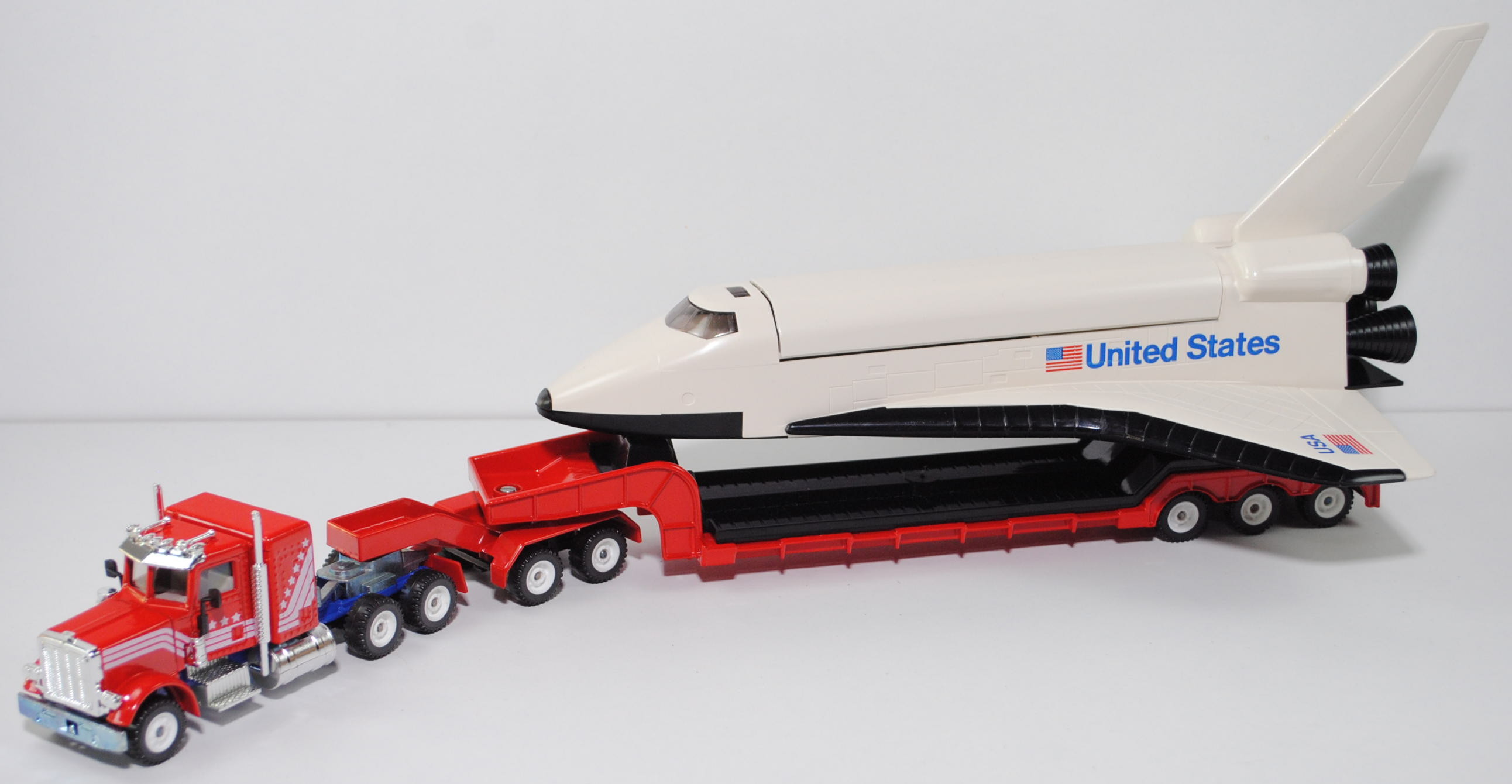 00003 Peterbilt 359-127 Conventional mit Tieflader und Space Shuttle, rot/blau, LKW12, L14n