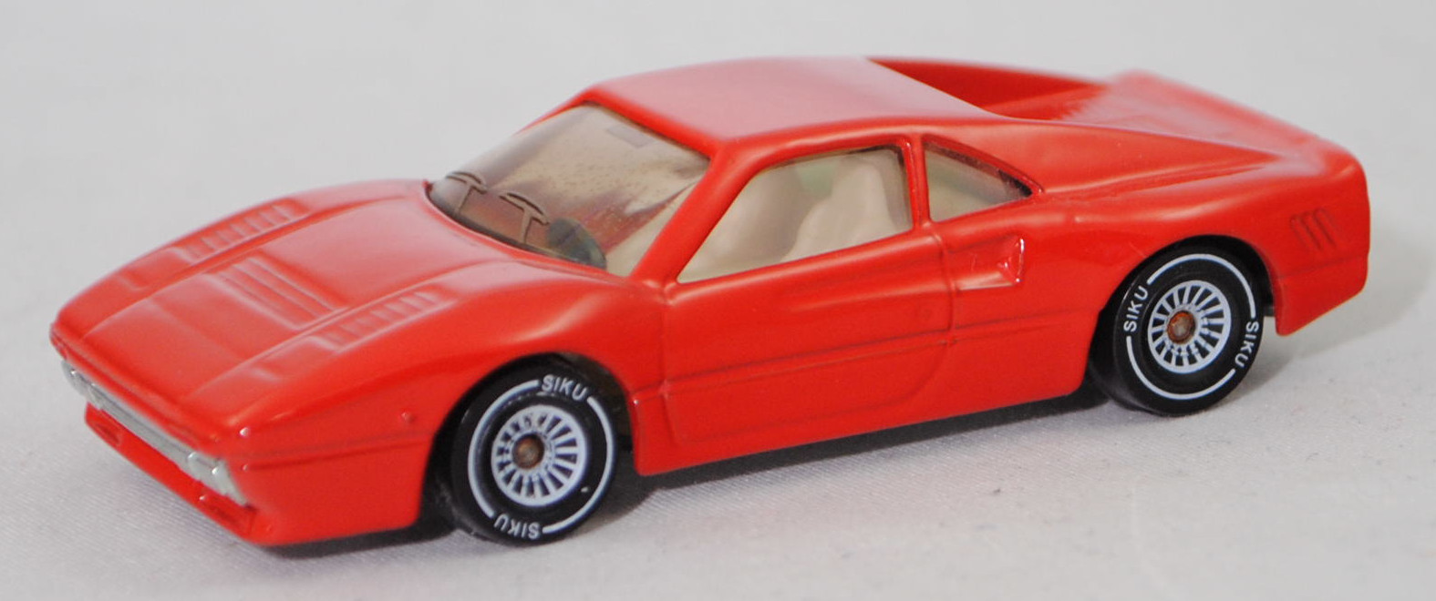 00001 Ferrari GTO (1. Generation, auch Ferrari 288 GTO genannt, F114, Modell 1984-1986), verkehrsrot, innen reinweiß, ohne CE-Zeichen, Verglasung rauch, SIKU SUPER, 1:55, m