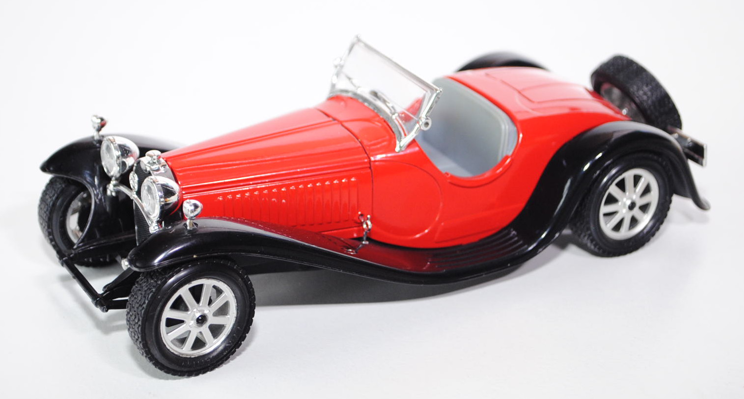 Bugatti Type 55, Modell 1932, verkehrsrot, Kotflügel schwarz, Motorhaube + Heckklappe zu öffnen, Fro