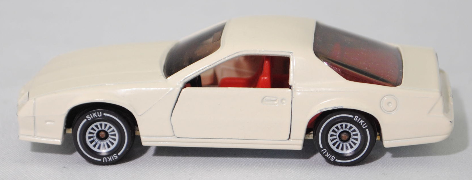 00001 Chevrolet Camaro Berlinetta 5.0L V8 (Modell 1982-1984), cremeweiß, Bpr. CAMARO Z 28, W-Germ, Chassis chrom, ohne CE-Zeichen, B4, SIKU SUPER, 1:59, m-