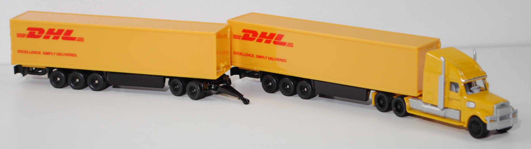 00005 FREIGHTLINER® CORONADO® CC132 6x4 (Modell 2001-2010) DHL Road Train, gelb, Deutsche Post DHL / Group, Druck FREIGHTLINER auf dem Kühlergrill, SIKU SUPER 1:87, L17mpK