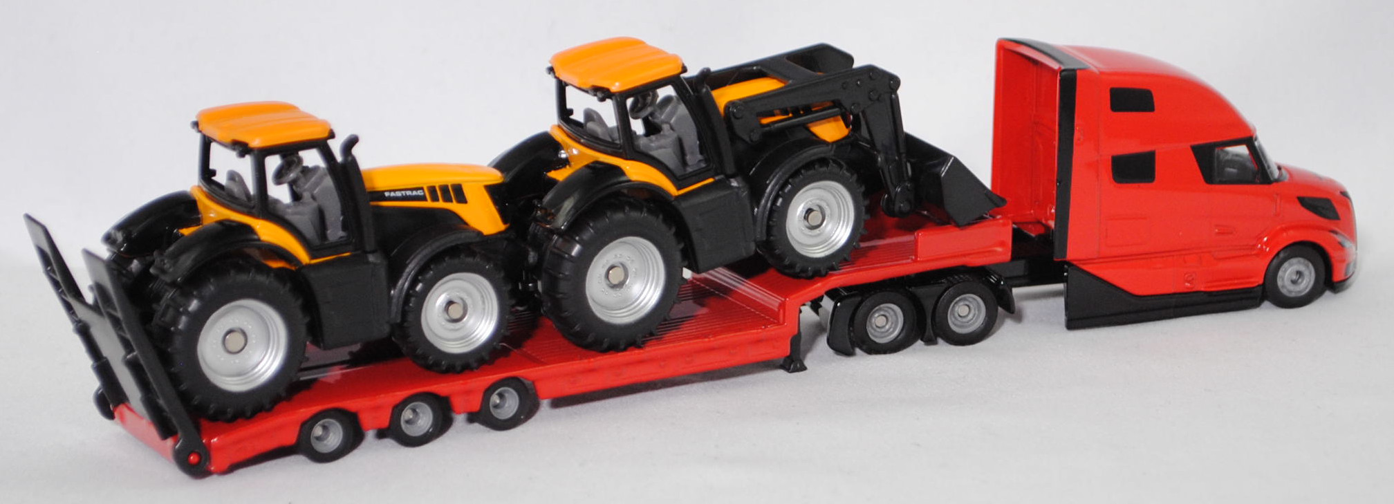 00000 Volvo VNL 860 (2. Generation, Modell 2024-) und Tieflader mit Ladegut JCB® 8250 V-TRONIC FASTRAC, rot/schwarz und melonengelb/schwarz, SIKU SUPER 1:87, L17mpK