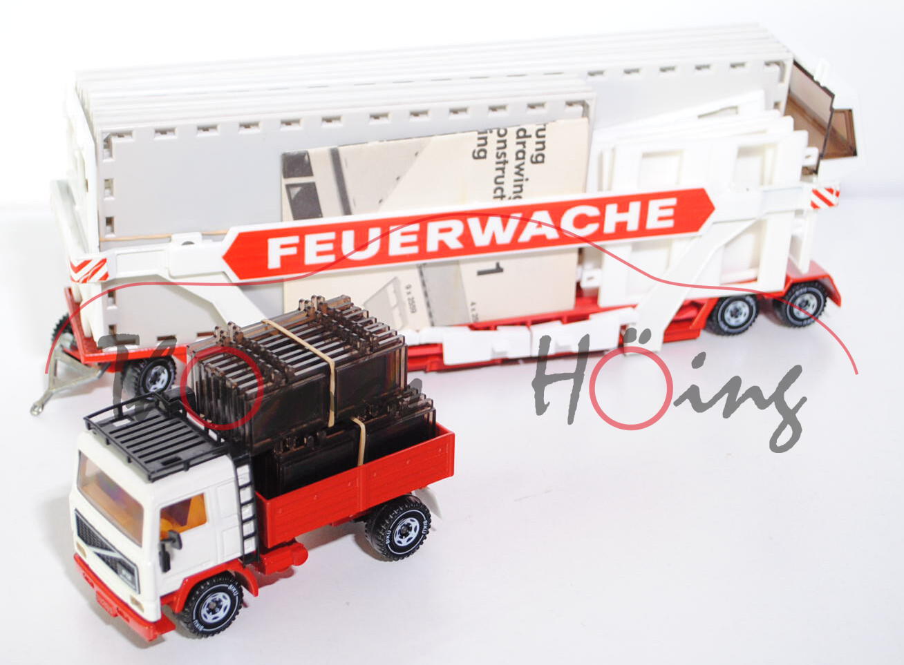 00000 Volvo F12 INTERCOOLER Tieflader mit Feuerwache, cremeweiß/verkehrsrot, LKW10, incl. originaler Bauan