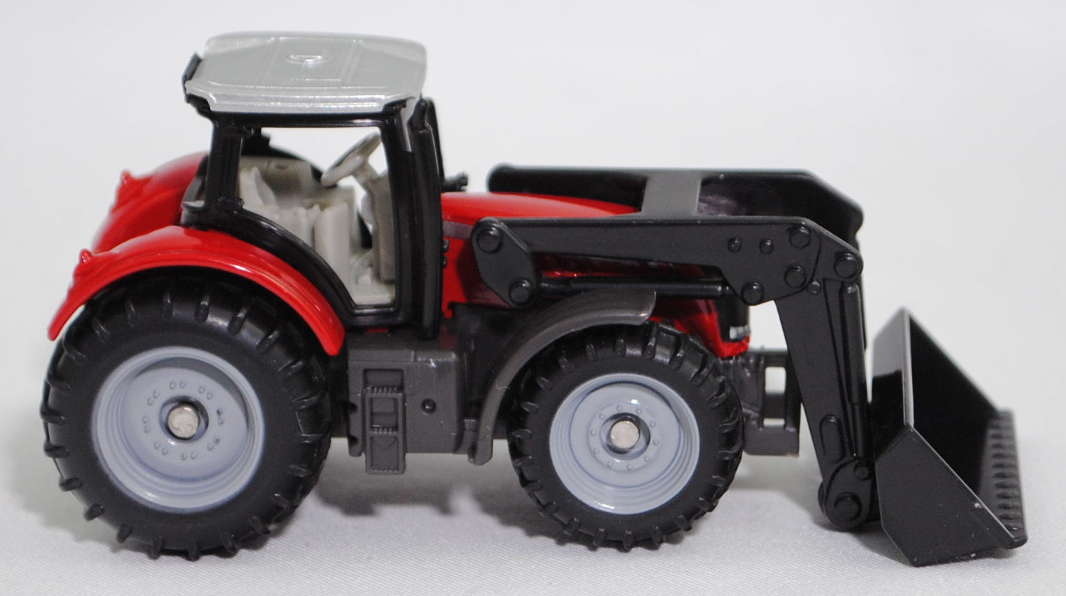 00000 Massey Ferguson MF 8737 Dyna-VT Efficient (Modell 2014-2017) mit Massey Ferguson MF 988 Frontlader, karminrot, Frontlader schwarz, SIKU SUPER, 1:81, P29f
