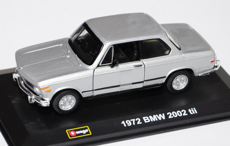 BMW 2002 tii (Typ E10, Modell 1968-1972, Baujahr 1972), silber, innen schwarz, Türen zu öffnen, Bbur