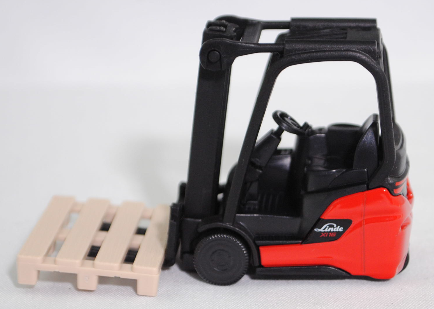 00000 Linde MH Elektrostapler Xi16 (Typ Dreirad-Elektrostapler, Baureihe 1251, Modell 2024-), schwarz/rot, Sitz schwarz, SIKU SUPER, 1:43, P29f