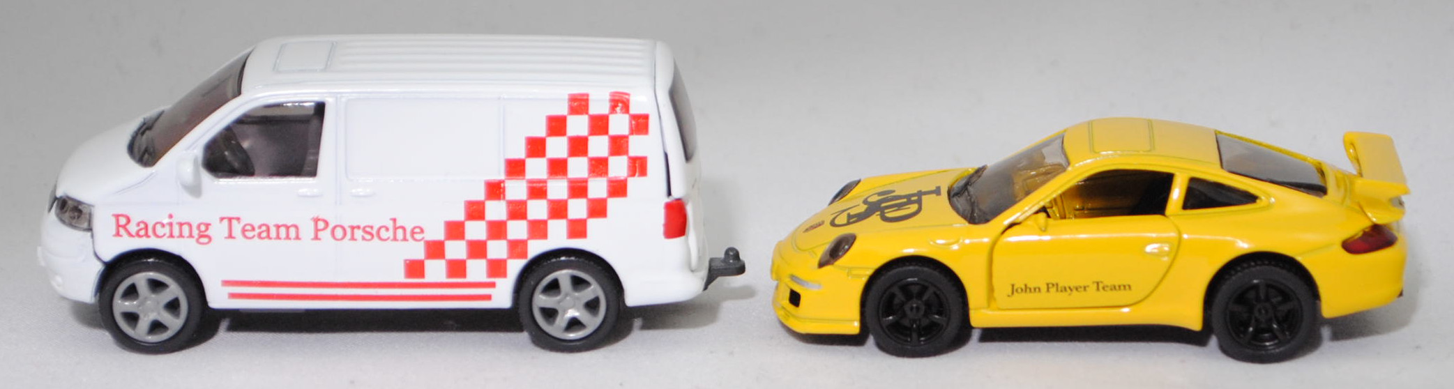 00409 VW T5.1 Transporter Kastenwagen 3.2 V6 4MOTION® mit Porsche 911 Carrera S, weiß, Racing Team Porsche + gelb, John Player Team / JPS , SIKU SUPER 1:55, m