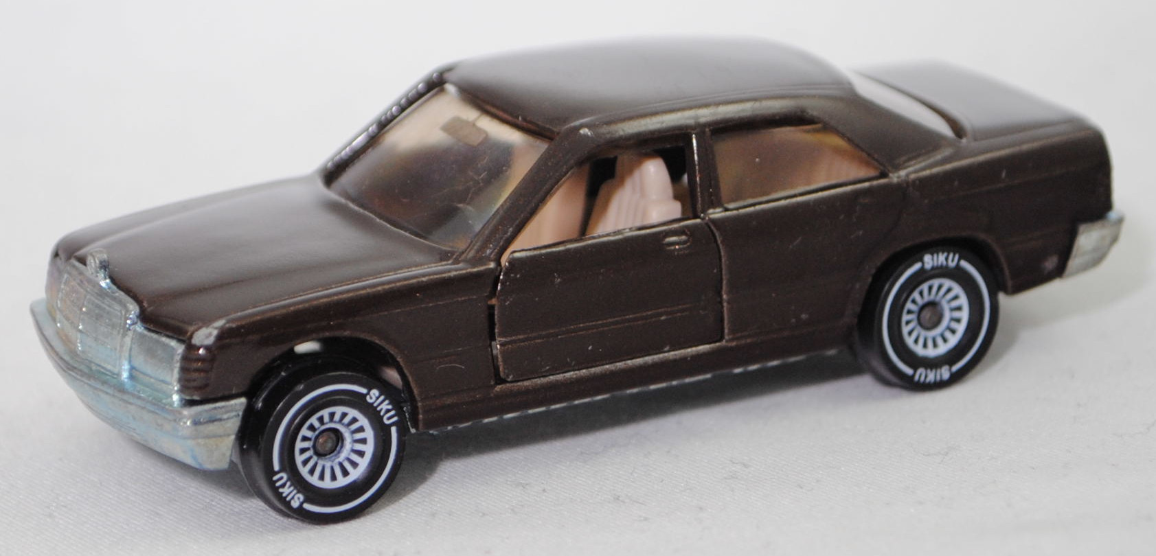 00001 Mercedes-Benz 190 E (1. Generation, W 201, Vor-MoPf, Modell 1982-1988), schokoladenbraun, Kühlergrill und Frontscheinwerfer mit Wabenprägung, SIKU SUPER, 1:55, m-