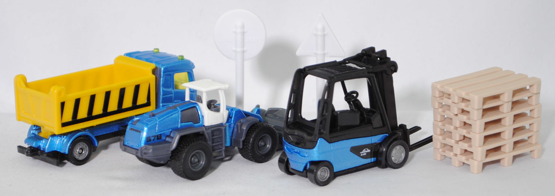 00000 Geschenkset Baustelle: Volvo FM 4x2 2-Achs-Kipper + LIEBHERR L 576 2plus2 Radlader + Linde Elektro-Gegengewichtsstapler E35/600H + Zubehör, SIKU SUPER, P33R