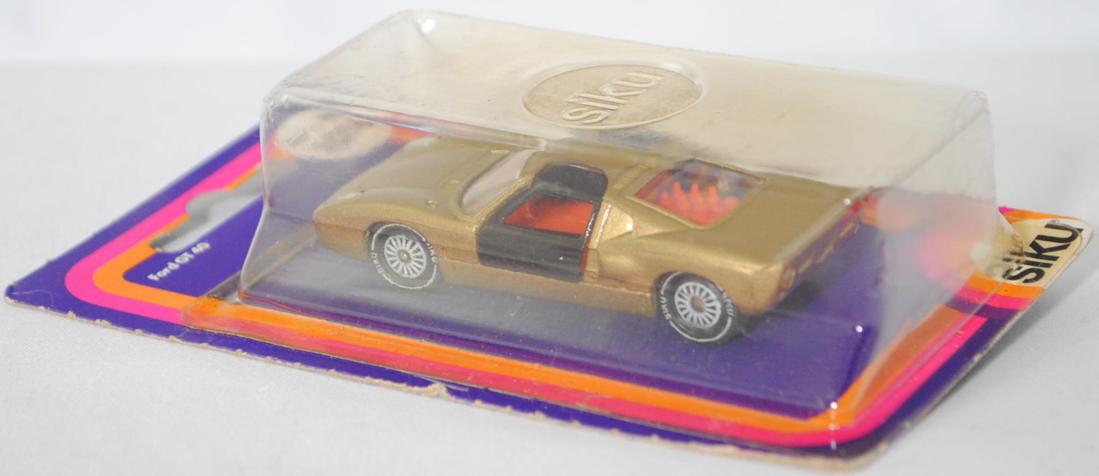 00005 Ford GT40 (Mk I bzw. Mark 1, Modell 1965-1967), Karosserie goldmetallic, Türen schwarz, Bpr. V 296 / W-Germ, Verglasung klar, R11 gerillt, SIKU SUPER, 1:57, P17 (Farbe) (geklebt)