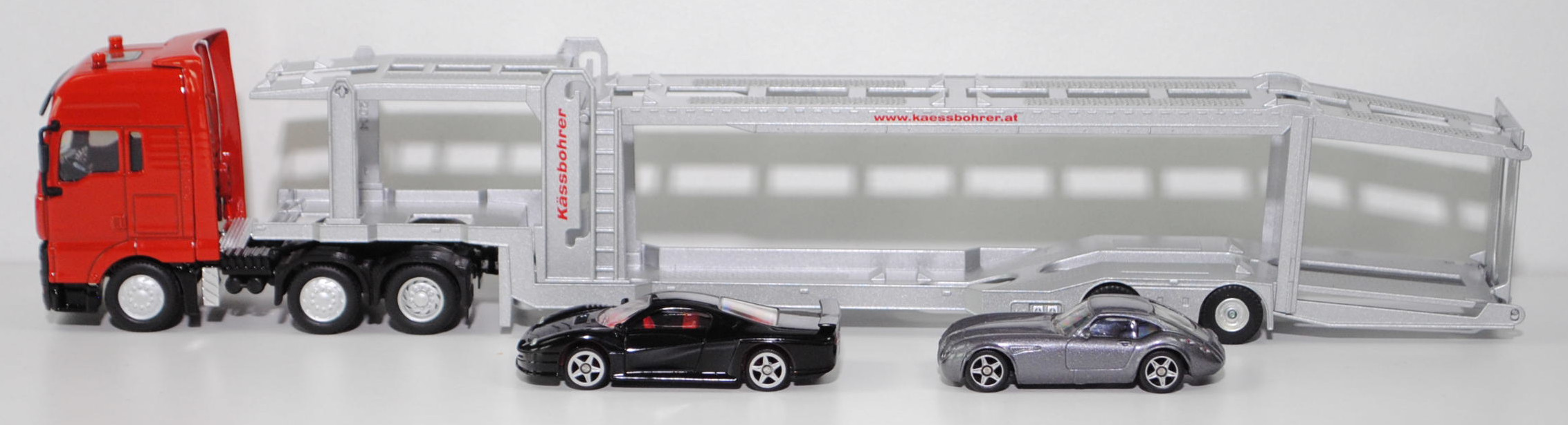 00000 MAN TGA 26.480 XXL mit Kässbohrer Autotransporter ruslan® SP-R 10-18, rot/schwarz/silber; Ladegut: SIKU STORM und Wiesmann GT MF4, SIKU SUPER 1:50, m