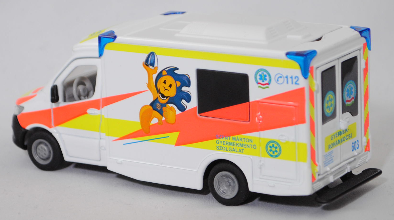06400 HU MIESEN Rettungswagen auf Mercedes-Benz Sprinter III (Modell 2018-2021) Fahrgestell, weiß, SZENT MÁRTON / GYERMEKMENTÖ / SZOLGÁLAT, SIKU SUPER 1:50, L17mpK