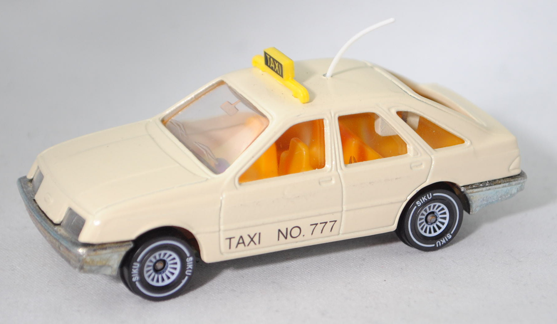 00601 GB Ford Sierra 2.3 Ghia (Typ Sierra '82, Modell 1982-1984) Taxi, hellelfenbein, TAXI NO. 777