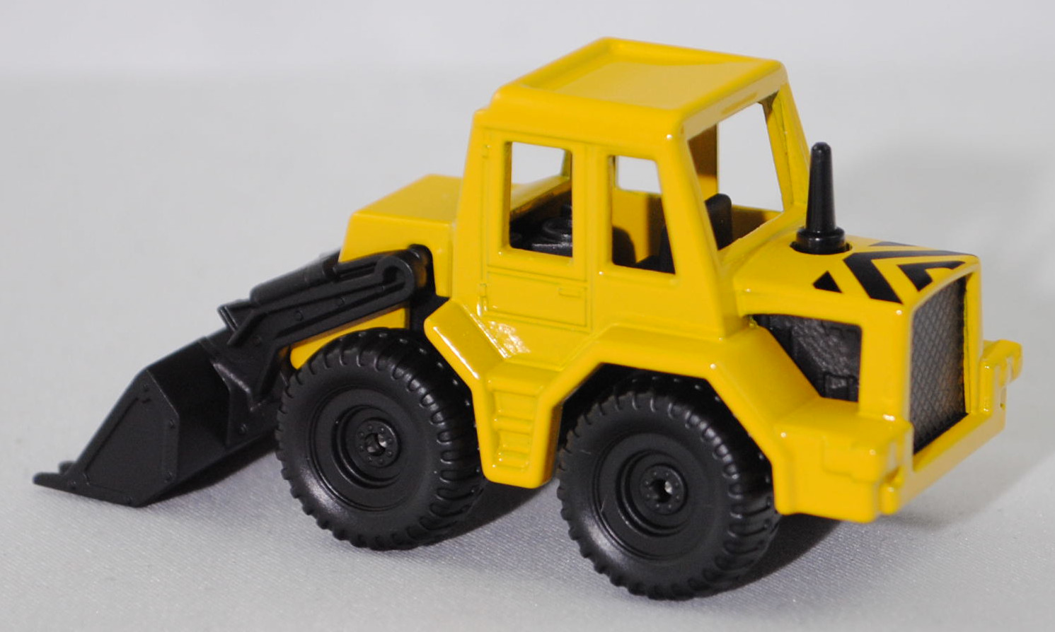 00006 Frontlader, kadmiumgelb, innen schwarz, Prägung Adresse unter der Schaufel 4 mm hoch, Chassis schwarz, C79 schwarz, SIKU SUPER, P29f