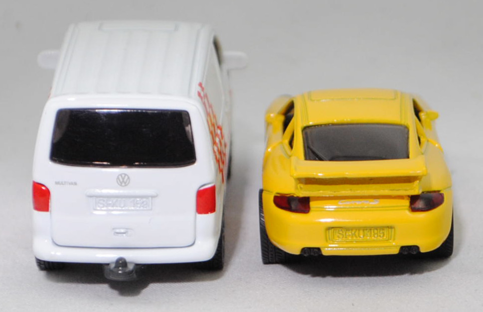 00409 VW T5.1 Transporter Kastenwagen 3.2 V6 4MOTION® mit Porsche 911 Carrera S, weiß, Racing Team Porsche + gelb, John Player Team / JPS , SIKU SUPER 1:55, m